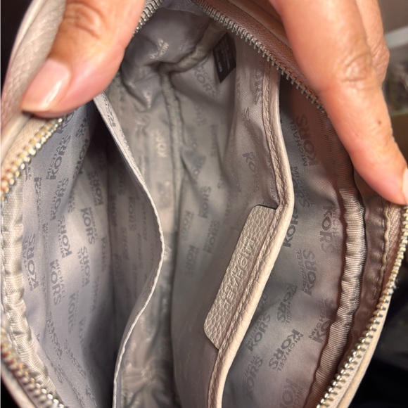 🤍👜Michael Kors Cream Pebbled Leather Crossbody - Picture 11 of 14